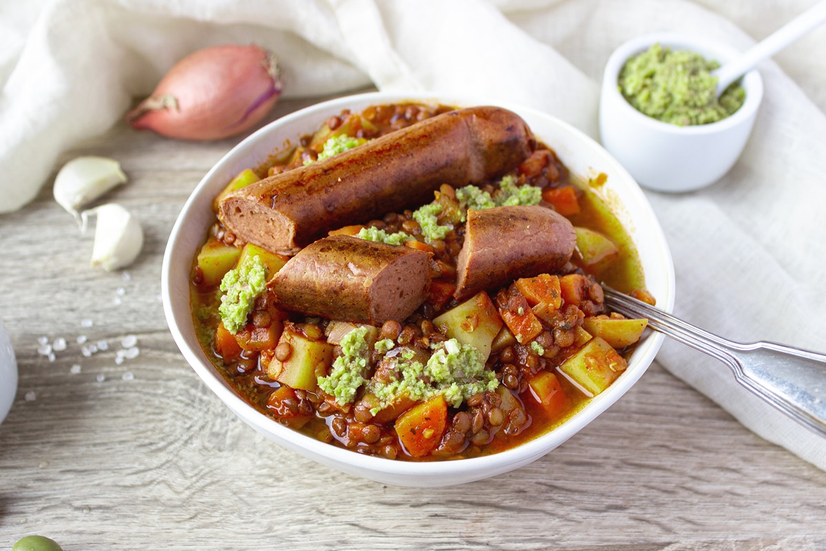 Provençalische Linsensuppe mit veganer Bockwurst