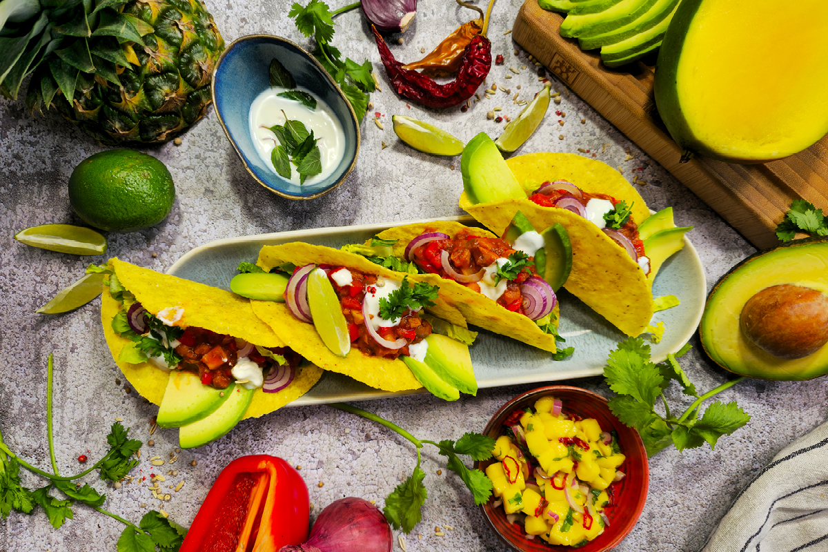 Tropische Tacos mit würzigem Minced-Soy, Mango-Salsa und Kokos-Limetten-Crema