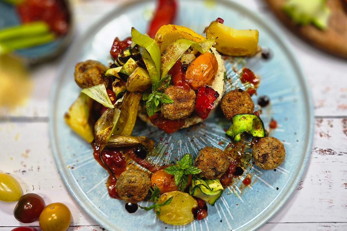 Mariniertes Grillgemüse mit Vantastic Beef Bites und feuriger Salsa auf Zitronen-Minz-Couscous