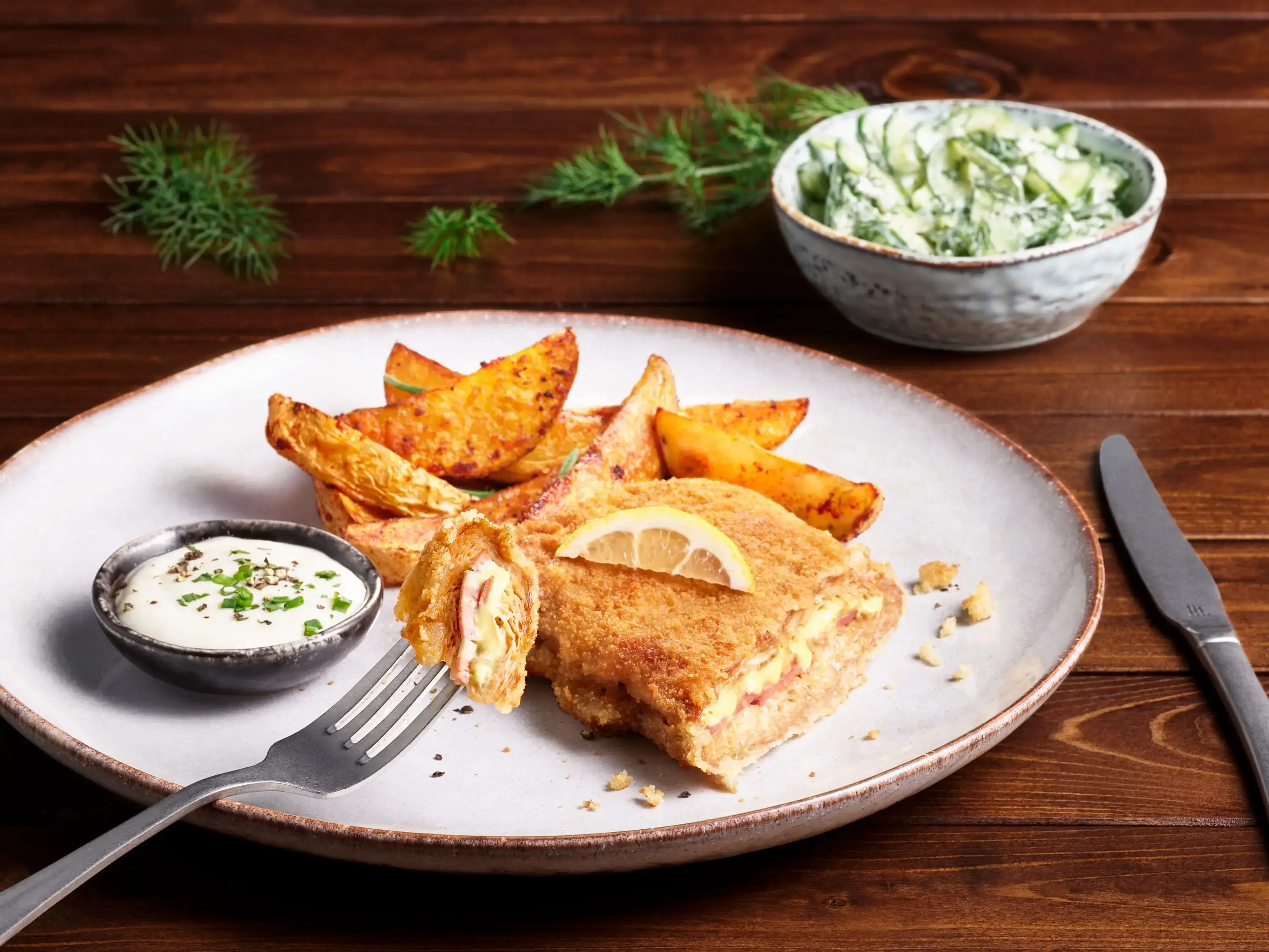 Veganes Cordon Bleu mit Rosmarin-Kartoffelspalten & Gurkensalat