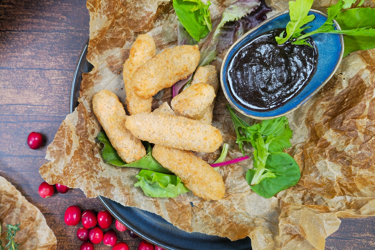 Vantastic Cheezy Sticks mit Wildkräuter-Preiselbeer-Chutney