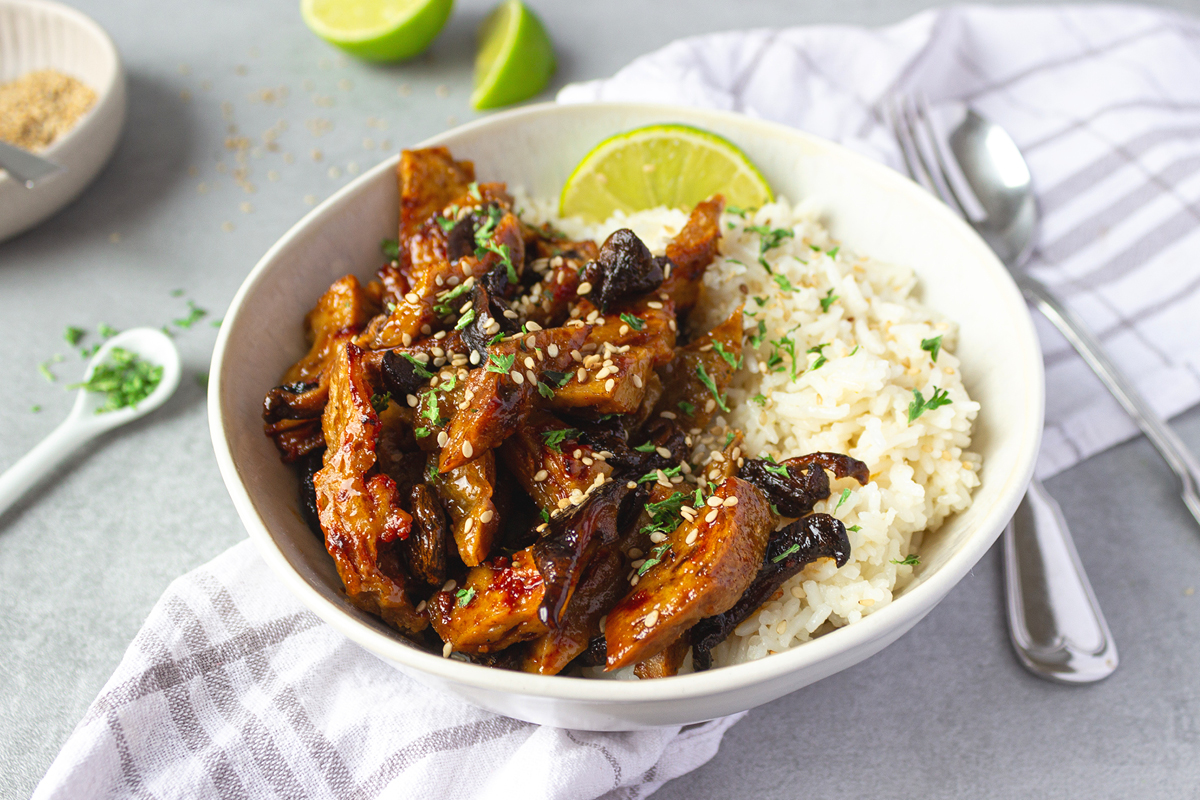 Asiatische Pilzpfanne mit Seitan-Kokos-Limetten-Reis