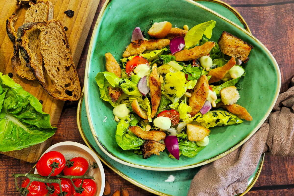 Knackiger Caesar Salad mit Soy Strips