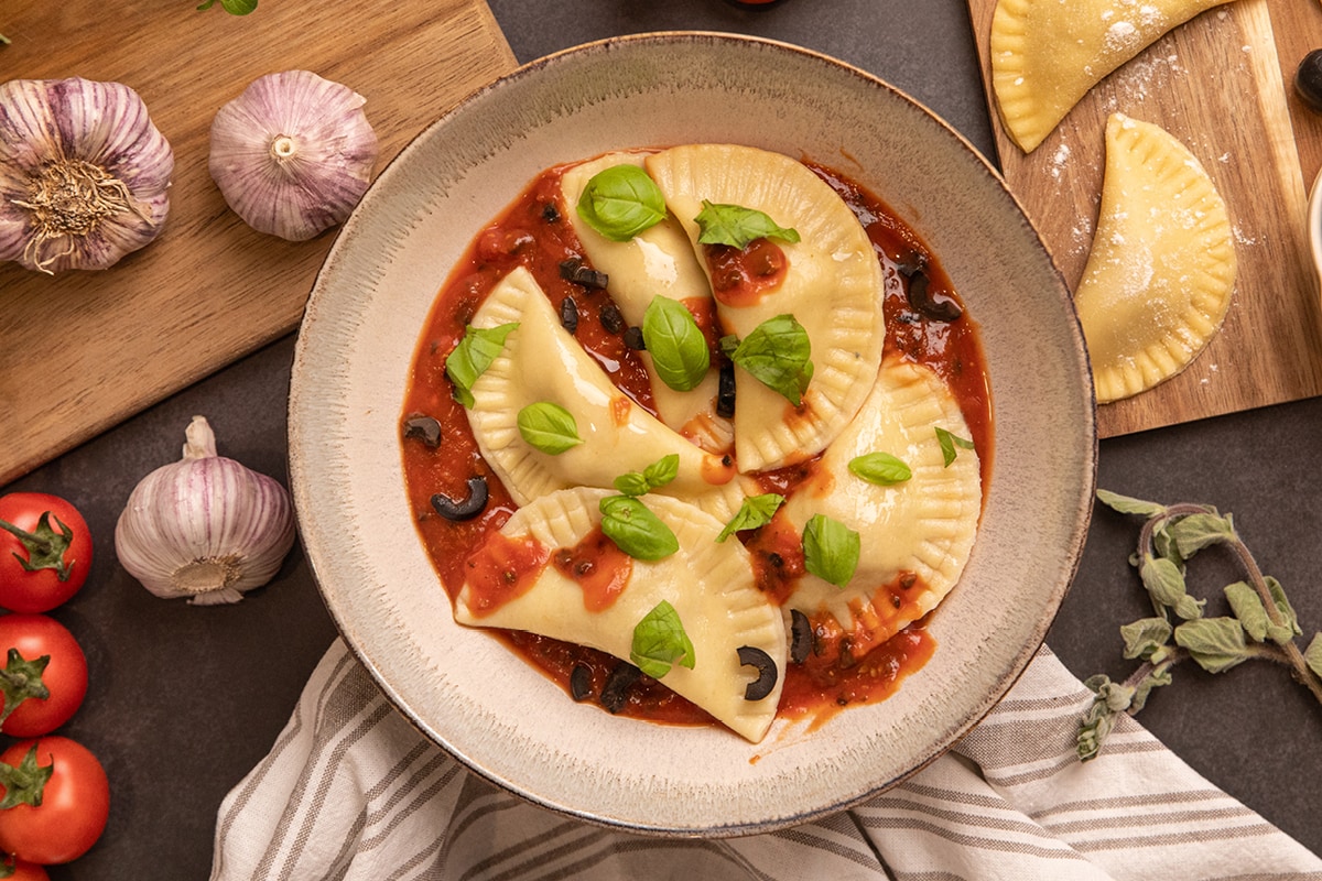 Pasta gefüllt mit Tomaten-Oliven-Tofu