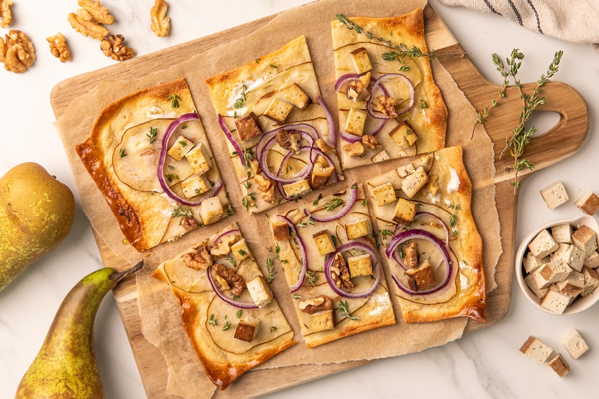 Flammkuchen mit geräuchertem Tofu